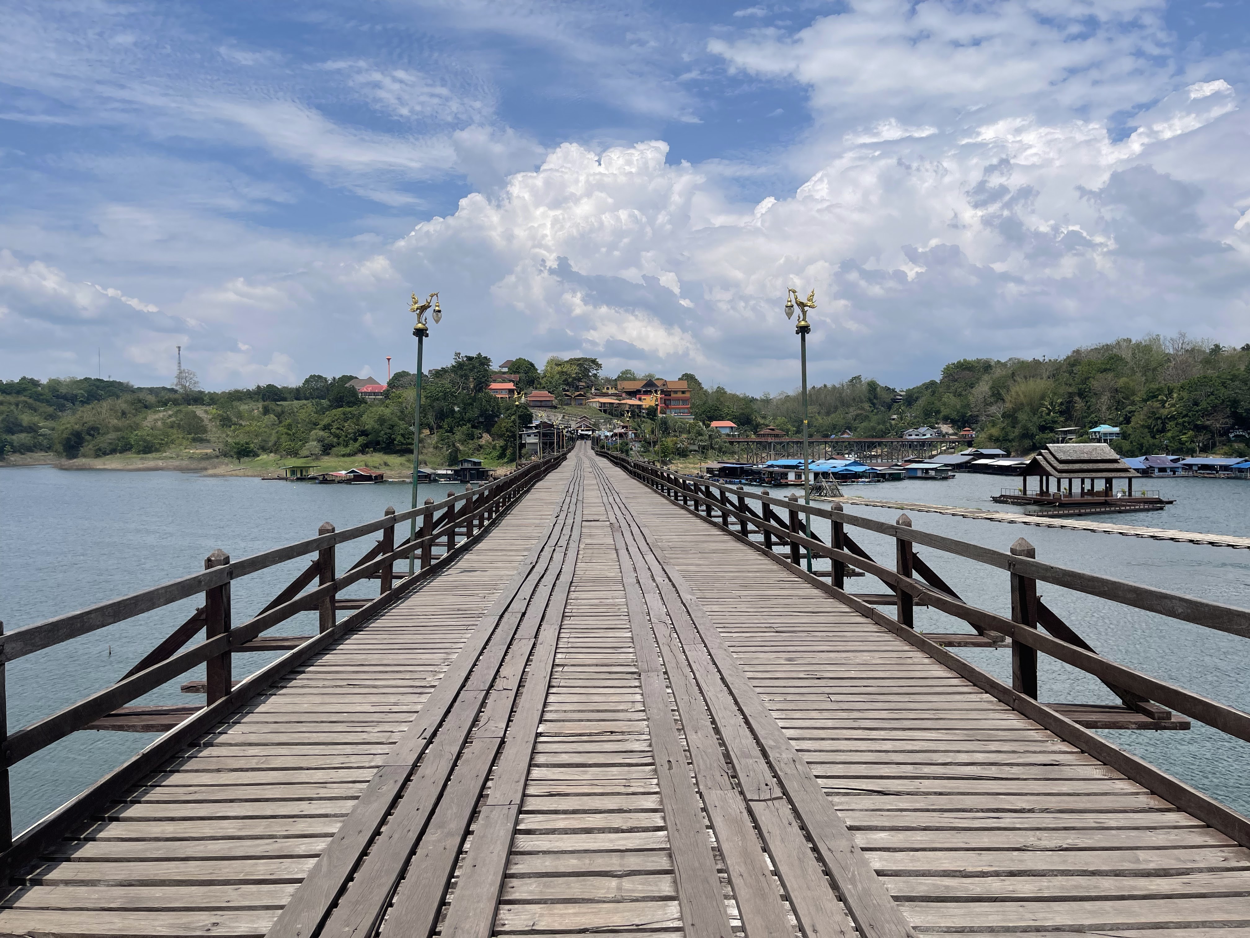 以寺庙为题材的街景，呼应信仰主题。